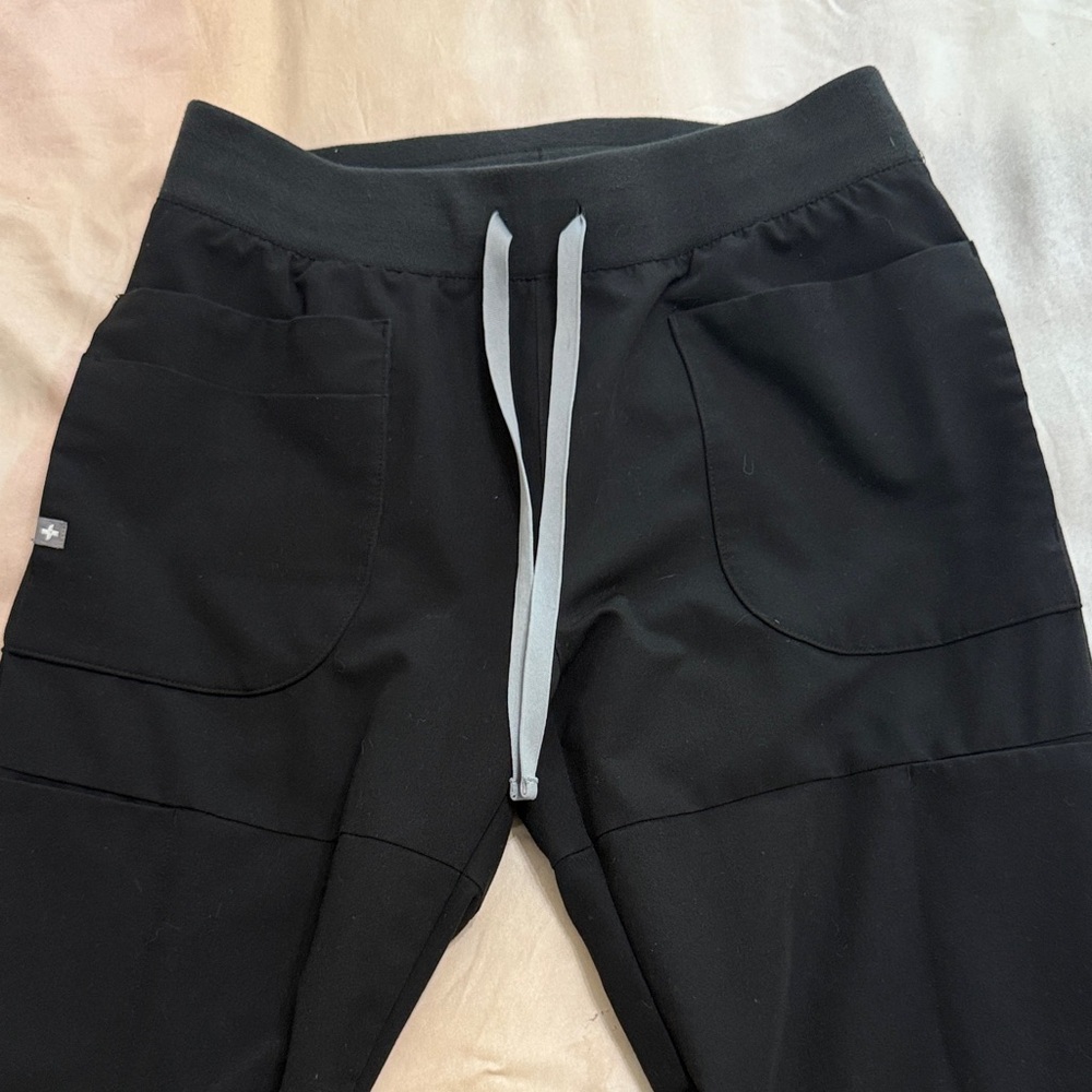 FIGS 9 pocket design tapered leg. BLACK